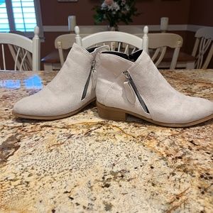 Shorty surge-like boots